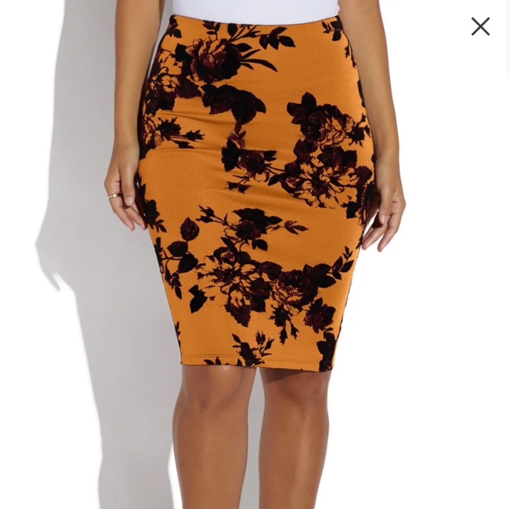 🦋2/$22 EUC Textured floral mustard pencil skirt
